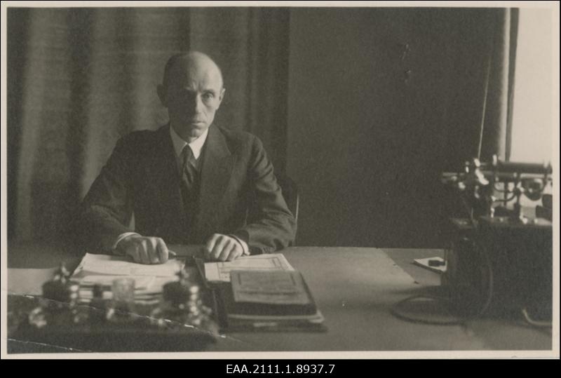 Tartu linnapea Karl Luik Raekojas omas kabinetis