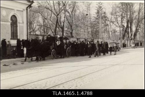 Eduard Ustavi matuselised Diakonisside Asutise Haigla kabeli juures alustamas teekonda Rahumäe kalmistule