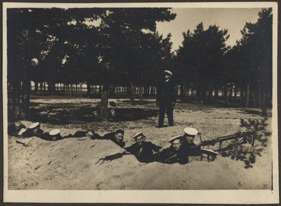 Mereväe õppekompanii I kompanii 1. rühm laskeõppustel Stroomi rannas.  duplicate photo