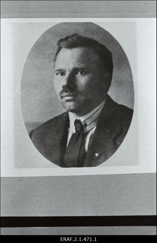 Eduard Ambos - FR. Krulli tehase kollektiivi liige 1920.a. Tallinna linnavolikogu kommunistlike tööliste rühma liige. 1924. aasta riigipöördekatsest osavõtnu, langes võitluses (Iru lahingus) Tupsi talus 5. detsembril 1924. aastal. Portree