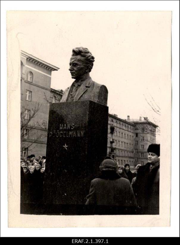 Hans Pöögelmanni mälestussamba avamismiiting. Mälestussammas püstitati Tallinnas Imanta tänava äärsele väljakule, avati 30.detsembril 1960.a