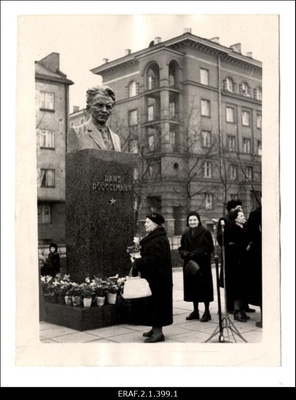 Hans Pöögelmanni mälestussamba avamismiiting. Mälestussammas püstitati Tallinnas Imanta tänava äärsele väljakule, avati 30. detsembril 1960. a  similar photo