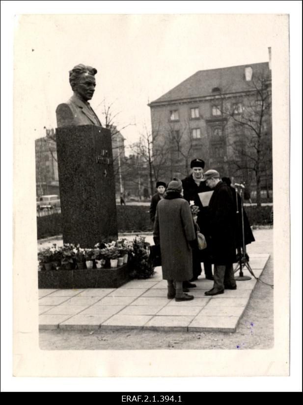 Hans Pöögelmanni mälestussamba avamismiiting. Mälestussammas püstitati Tallinnas Imanta tänava äärsele väljakule, avati 30. detsembril 1960. a
