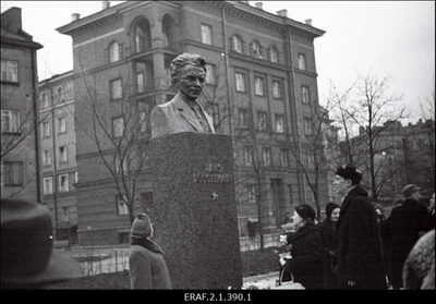Hans Pöögelmanni mälestussamba avamismiiting. Mälestussammas püstitati Tallinnas Imanta tänava äärsele väljakule, avati 30. detsembril 1960.a  similar photo