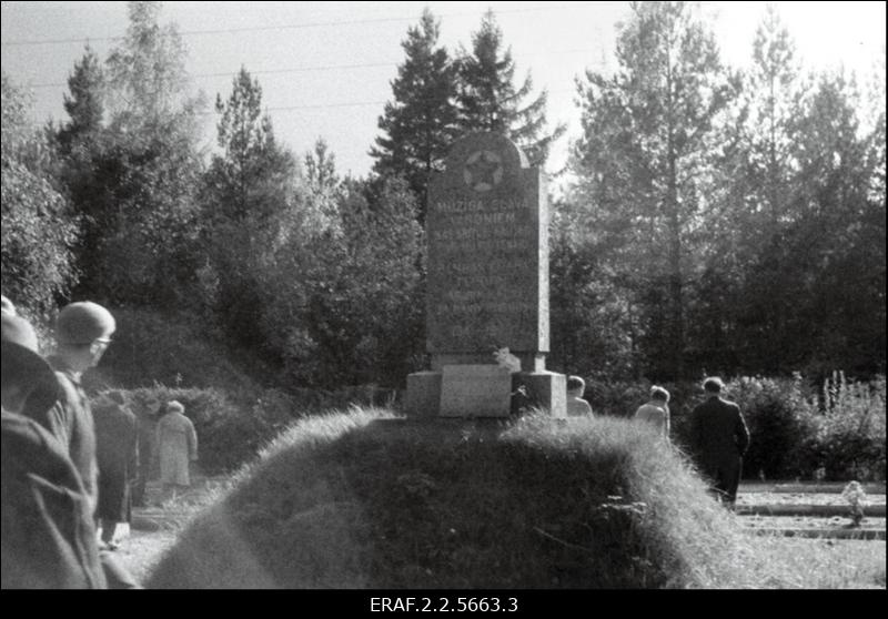 Eesti Laskurkorpuse veteranide ekskursioon Kuramaale endistele võitluspaikadele. Tušti vennaskalmistule püstitatud mälestusmärk 1941-1945 langenud võitlejatele.