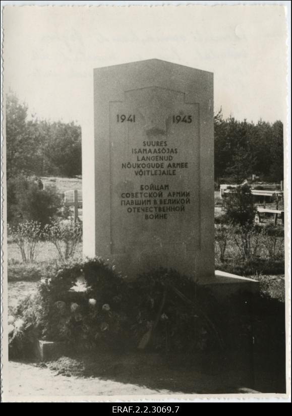 II maailmasõjas langenutele püstitatud mälestusmärk Siimustis.