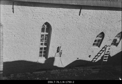 Tallinna Raekoda. Lõnakülg pärast lubivärviga katmist.  similar photo