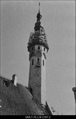 Tallinna Raekoda. Torni edelakülje määrimine krohviga.  similar photo