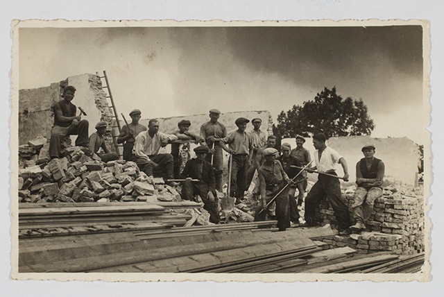 Mehed lammutustöödel Kabala mõisas