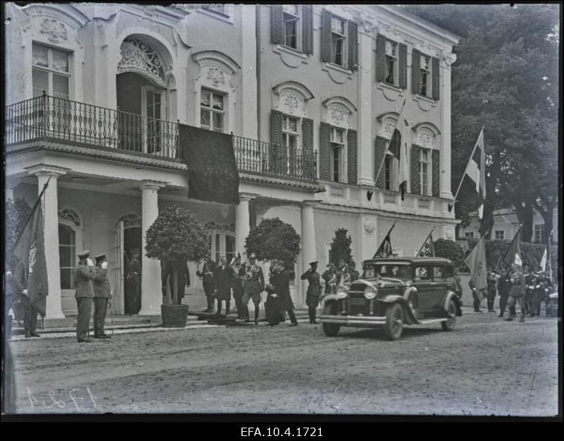 Poola presidendi J. Moszicki vastuvõtmine Kadrioru lossi ees.