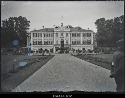 Naiskodukaitse ja kaitseliidu esindajad
Kadrioru lossi ees Eestis külaskäigul viibivat Poola presidenti Ignacy Mościckit tervitamas.  similar photo
