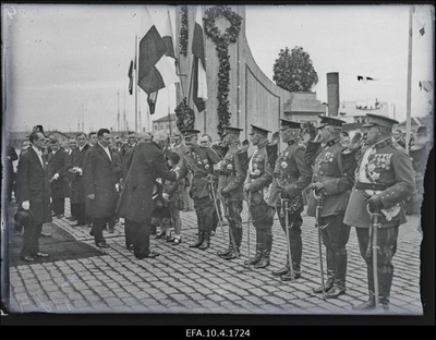 Poola president Ignacy Mościcki tervitab Eesti kõrgemaid sõjaväelasi Tallinna sadamas.  similar photo