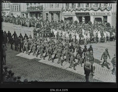 Sõjaväe paraad Tartus Raekoja platsil Eestisse visiidile saabunud Soome president Relanderi auks.  similar photo