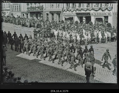 Sõjaväe paraad Tartus Raekoja platsil Eestisse visiidile saabunud Soome president Relanderi auks.  similar photo