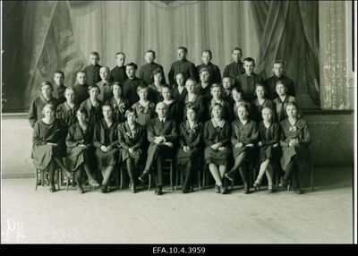 Väike-Maarja Ühisreaalgümnaasiumi õpilased koos õpetajaga.  similar photo