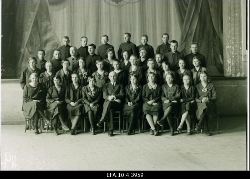 Väike-Maarja Ühisreaalgümnaasiumi õpilased koos õpetajaga.