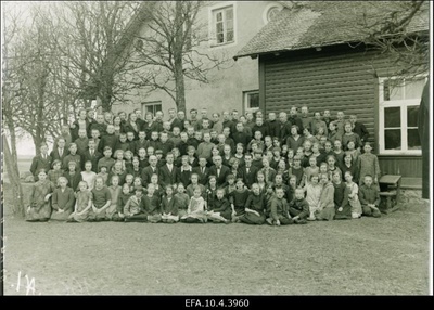 Väike-Maarja Ühisreaalgümnaasiiumi õpilased koos õpetajaga.  similar photo