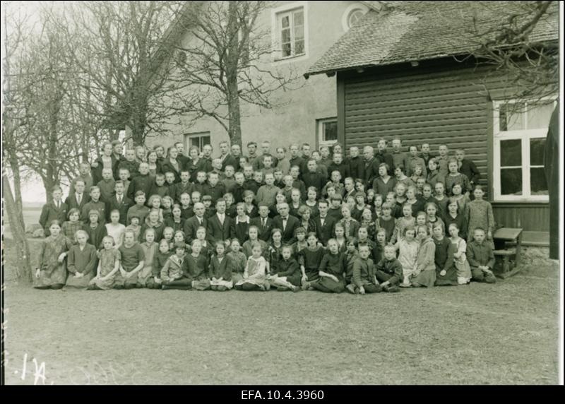 Väike-Maarja Ühisreaalgümnaasiiumi õpilased koos õpetajaga.