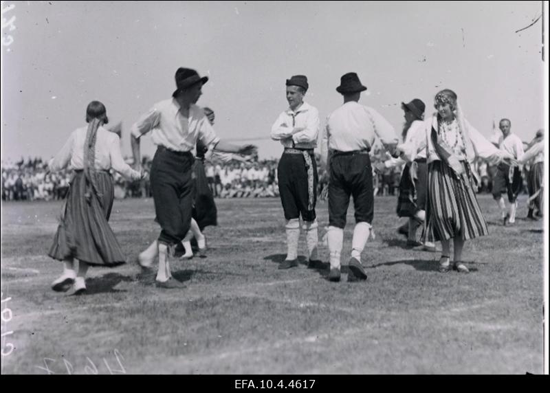 Rahvatantsijad esinemas.
