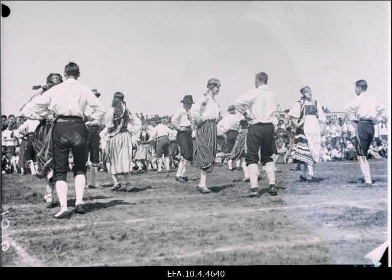 Rahvatantsijate esinemine laulupeol.