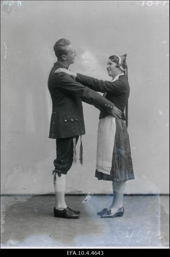 Eesti rahvatantsu põhielementide näidised.