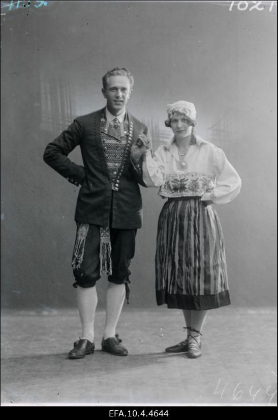 Eesti rahvatantsu põhielementide näidised.