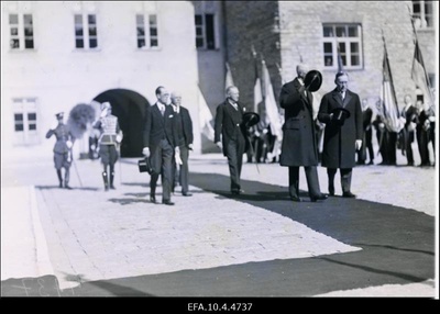 Rootsi kuningas Gustav V koos saatjatega Toompea lossi õuel.  similar photo