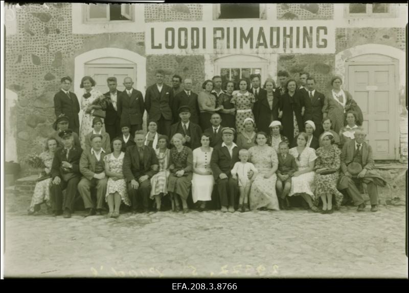 Grupp Loodi piimaühingu töötajaid.