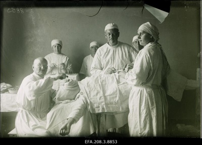 Paide haigla arst K. Sööt (paremalt 2.) operatsiooni tegemas.  duplicate photo