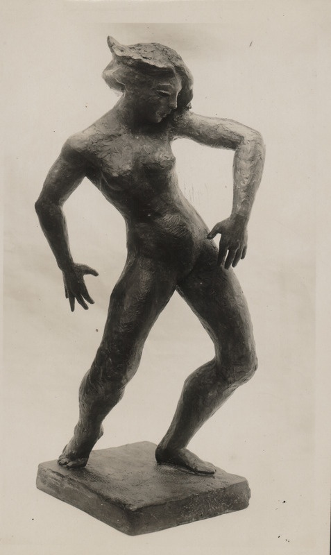 Foto albumist. Salme Riig. Naise figuur.