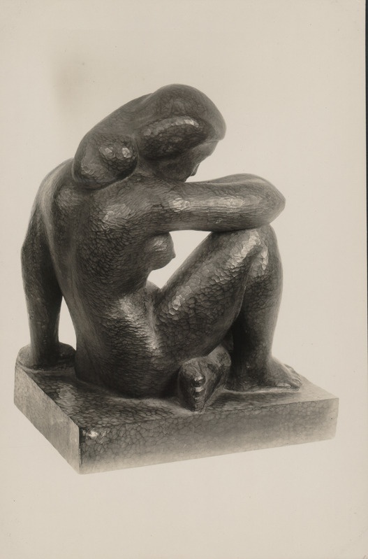 Foto albumist. Salme Riig. Naise figuur. 1949
