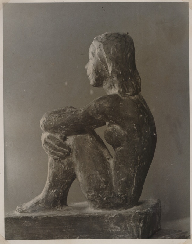 Foto albumist. Salme Riig. Naisefiguur. 1945