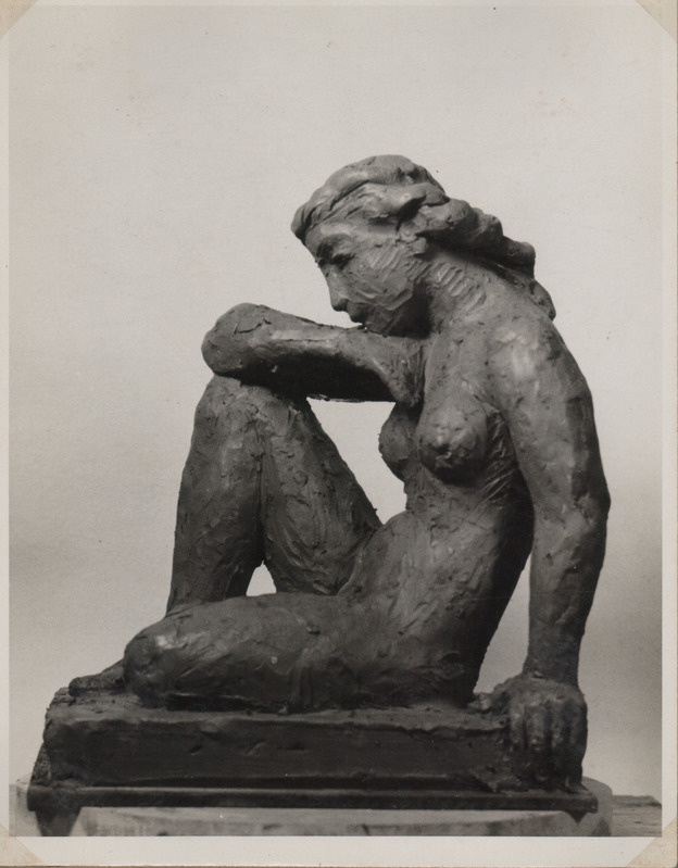 Foto albumist. Salme Riig. Naisefiguur. 1945