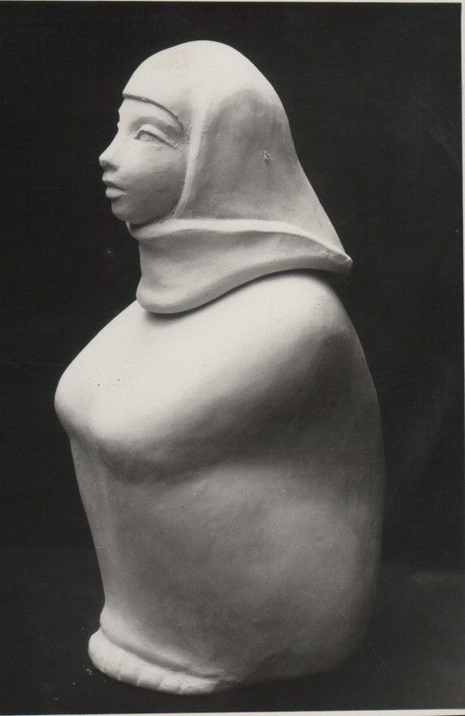 Foto albumist. Salme Riig. keraamiline kuju. 1963