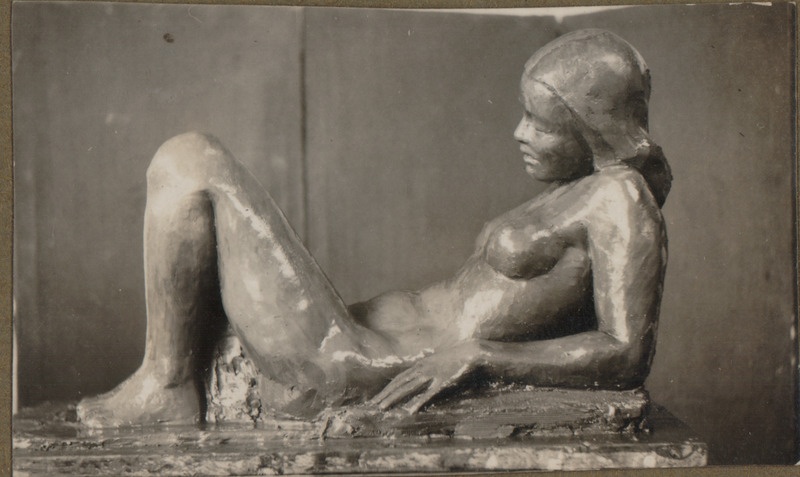Foto albumist. Salme Riig. Lamava naise figuur.