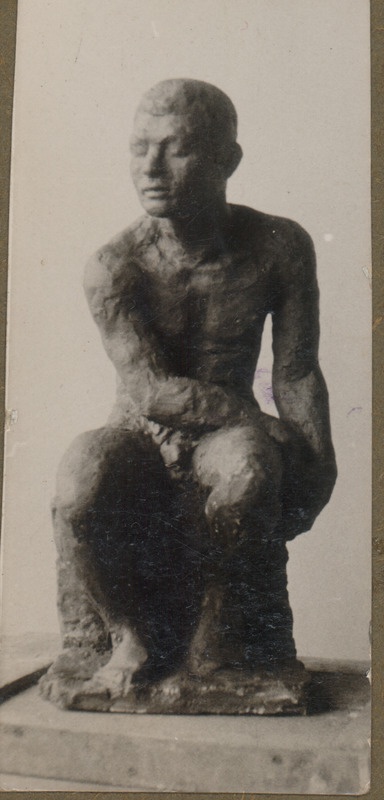 Foto albumist. Salme Riig. Mehe figuur.