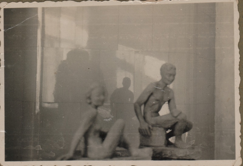Foto albumist. Salme Riig. Kaks figuuri.