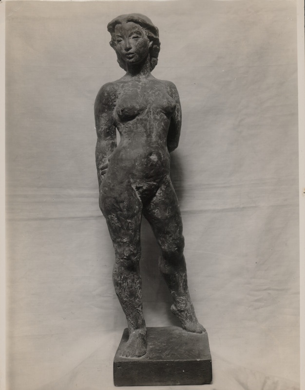 Foto albumist. Salme Riig. Tütarlapse figuur. 1950