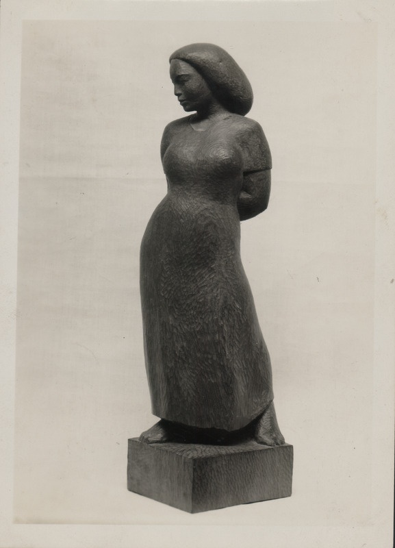 Foto albumist. Salme Riig. Naise figuur. 1950