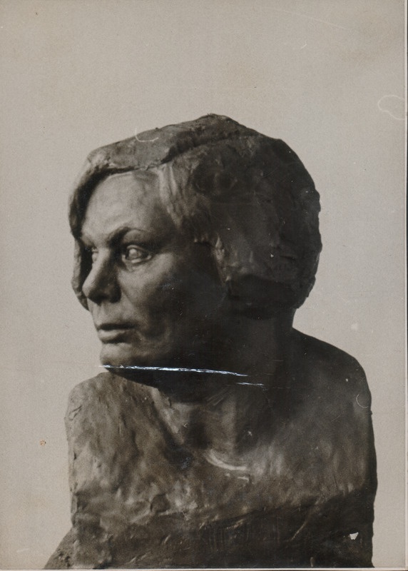 Foto albumist. Salme Riig. Naise büst. 1941