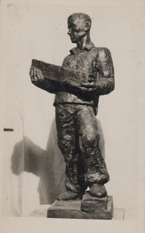Foto albumist. Salme Riig. Noore mehe skulptuur. 1941