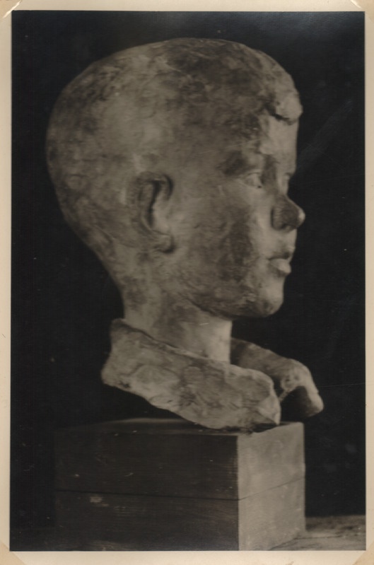 Foto albumist. Salme Riig. G.Hallmani portree. 1945
