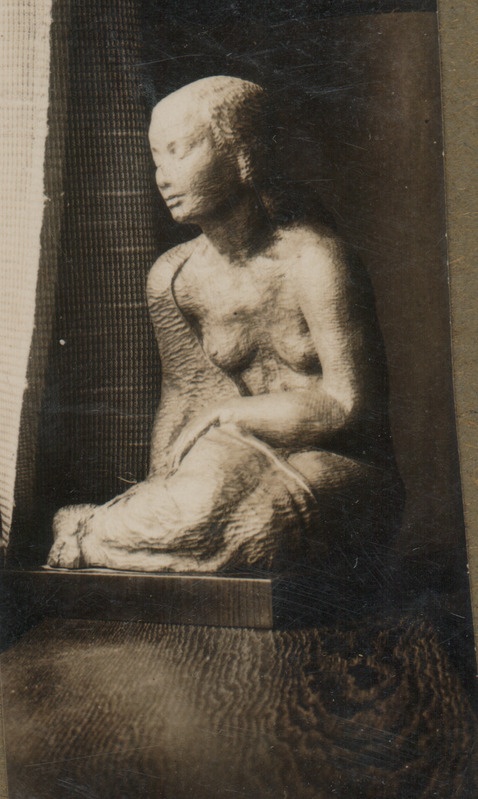 Foto albumist. Salme Riig. Naise figuur. 1932
