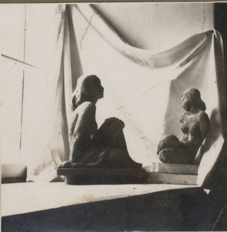 Foto albumist. Salme Riig. Kaks figuuri.