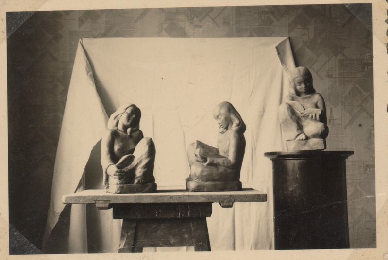 Foto albumist. Salme Riig. Kolm figuuri.