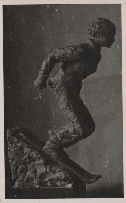 Foto albumist. Salme Riig. Suusataja. 1943