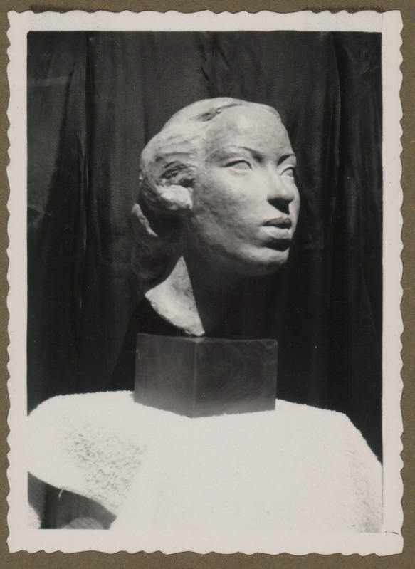 Foto albumist. Salme Riig. L.Laks portree. 1947