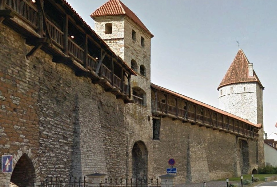 Restaureeritav linnamüüri lõik rephoto