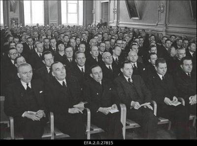 Esimene Eesti majandusteadlaste kongress Tallinnas. Esireas vasakult: Kaubandus - Tööstuskoja esimees J. Puhk, direktor J. Kukk, majandusministri abi E. Vendelin, direktor A. Paala, direktor A. Tuhk.  duplicate photo