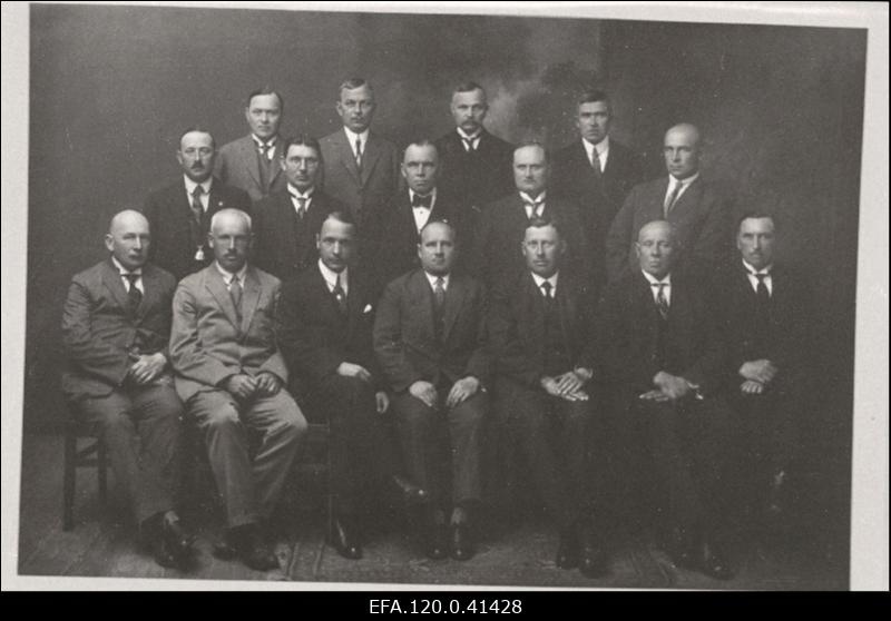 Kaubandus-Tööstuskoja V sektsioon 1928. aastal. Ülevalt vasakult: H. Laas, J. Pudersell, J. Rebane, A. Rikkart, A. Brünberg, J. Hirsch, T. Nõmmits, V. Kustlov, R. Siil, A. Jürgens, F. Peterson, P. Huik, O. Zimmermann, K. Mikita, V. Kesker, P. Lemming.